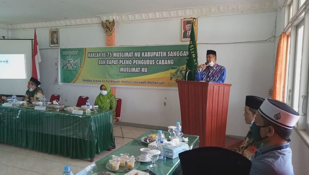 Kepala Kantor Kemenag Sanggau ketika menberikan sambutan pada acara Harlah Muslimat NU