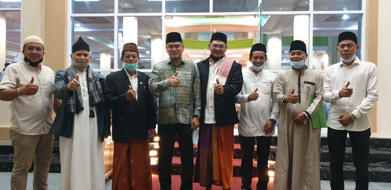 Ketua DPRD Kubu Raya bersama anggota DPRD dan pengurus Masjid Darunnajah Sui Raya Dalam