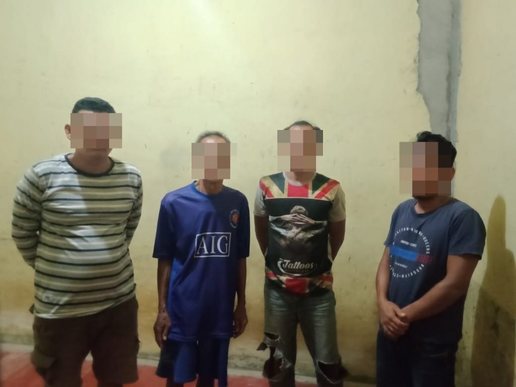 Empat orang yang diamankan polisi lantaran tertangkap basah sedang bermain judi.