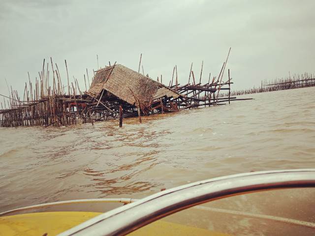 Alat tangkap pasif yakni jermal yang ditabrak sebuah ponton pengangkut bauksit mengalami rusak.