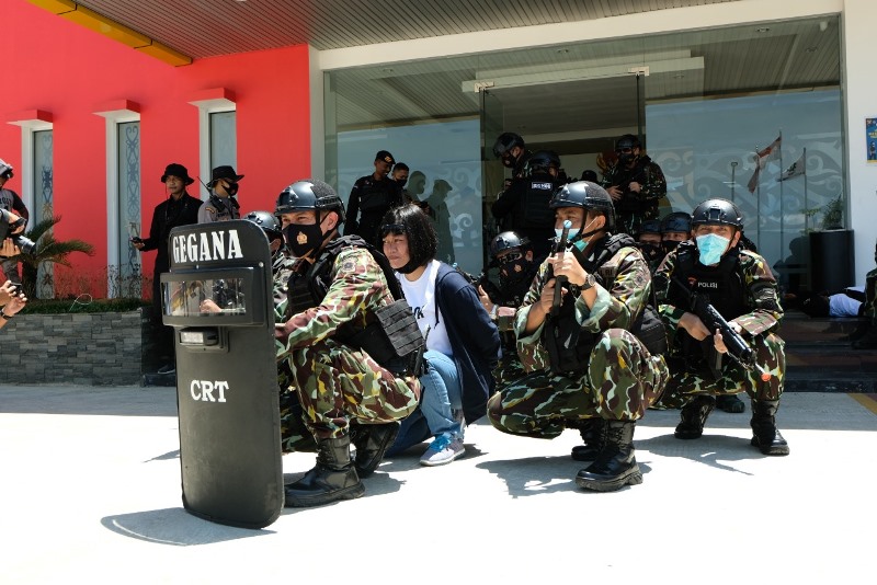 Kapolda Kalbar saat latihan urban warfare bersama pejabat utama dan personel Brimob. Kapolda Kalbar saat latihan urban warfare bersama pejabat utama dan personel Brimob. Foto: ist