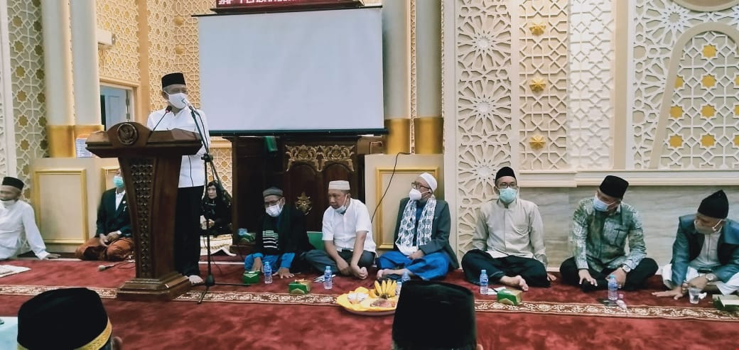 Ketua DPRD Kubu Raya Agus Sudarmansyah saat menghadiri peresmian Masjid Darunnajah yang hampir rampung direnovasi