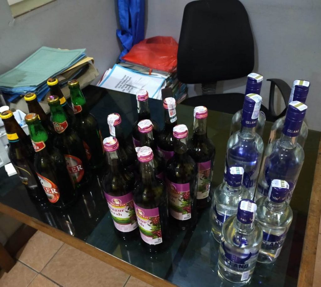 Belasan botol minol yang disita di sebuah karaoke di Desa Kubu Kecamatan Kubu.