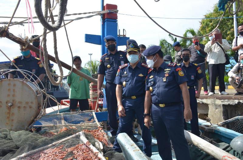 Sekjen KKP yang juga Plt. Direktur Jenderal PSDKP saat inspeksi terhadap kelima kapal di Stasiun PSDKP Pontianak.