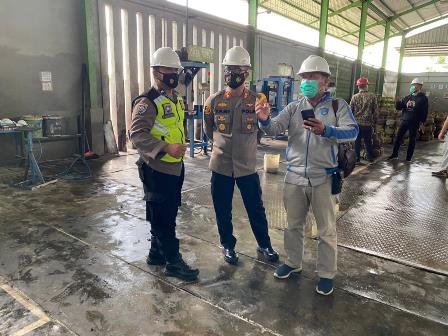 Kapolres Kubu Raya saat meninjau langsung lokasi kebakaran di PT Borneo Oksigen.