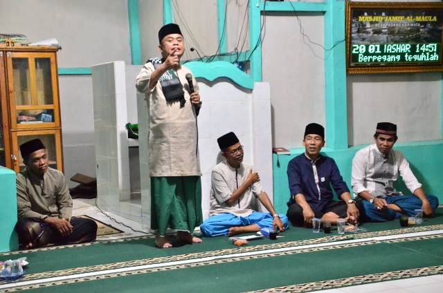 Wakil Bupati Kayong Utara, Effendi Ahmad saat memberikan tausiyah di sela safari ramadan di Masjid Jami Al -Maula Desa Padang Kecamatan Kepulauan Karimata.