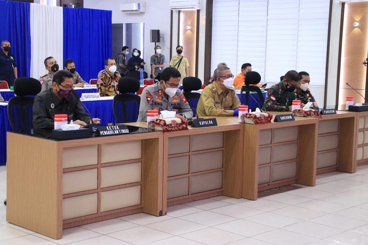 Kapolda, Gubernur, Pangdam XII/ Tpr dan Kepala PT Kalbar saat mengikuti peluncuran Sinar secara virtual