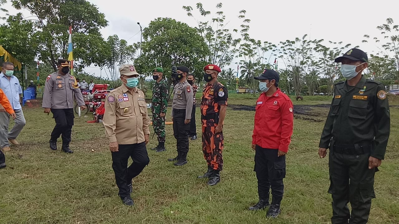 [15:19, 4/8/2021] Indra Bkt Sngg: oto: Wakil Bupati Yohanes Ontot menyematkan tanda kesiapsiagaan karthutla kepada petugas, Kamis (8/4).