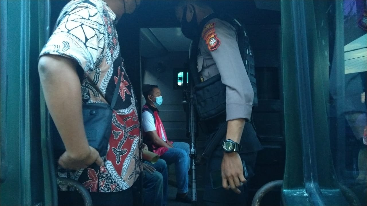 Para tersangka PKH saat dimasukan mobil tahanan Kejaksaan Negeri Sanggau.