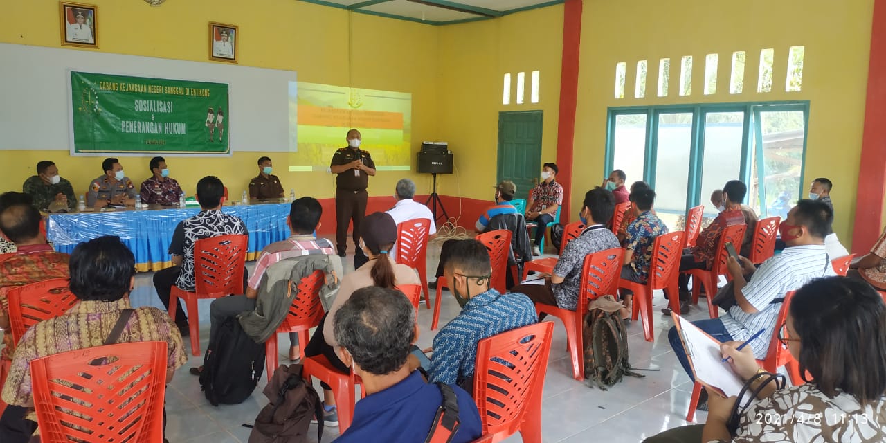 Kacabjari Sanggau di Entikong menyampaikan materi hukum saat melakukan sosialisasi dan penerangan hukum di Kecamatan Noyan.