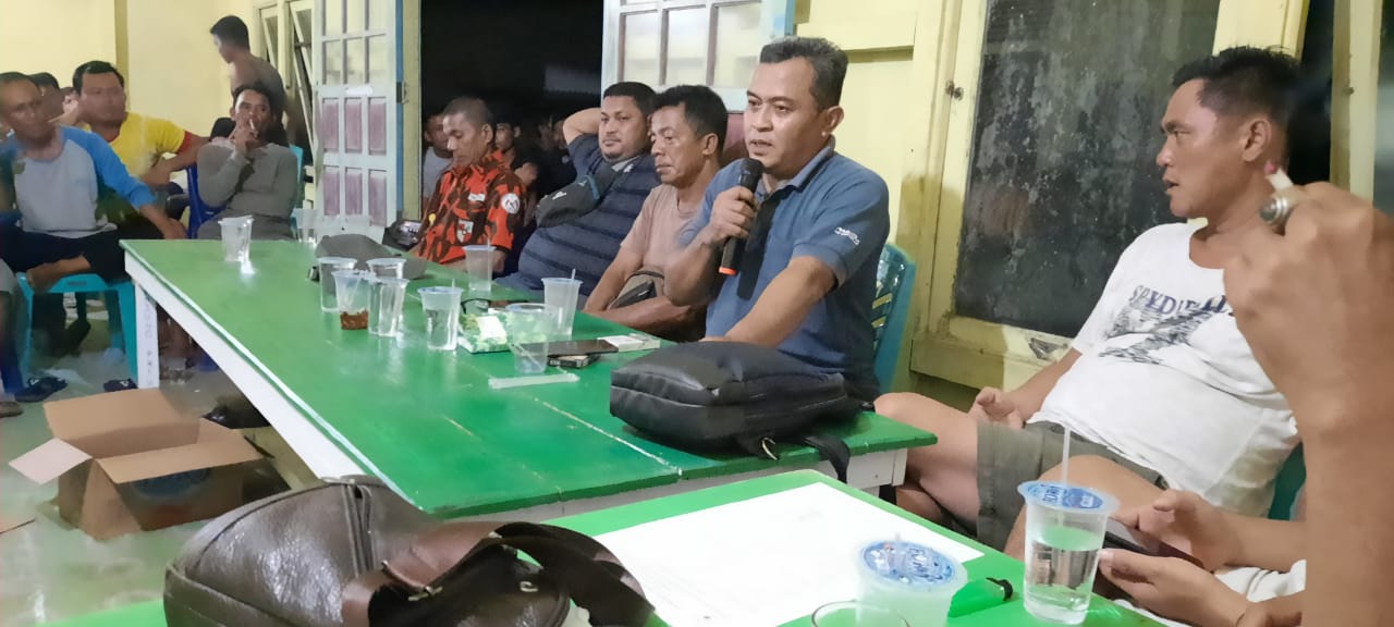 Rapat yang digelar bersama warga dan perwakilan penambang, Senin (5/4/) di Balai Dusun Tanjung Priok.