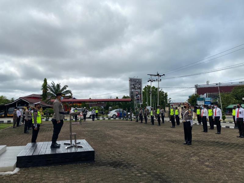 Waka Polres Sanggau memimpin apel gelar pasukan keselamatan kapuas 2021 di halaman Mapolres Sanggau.