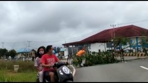 Uang Konsinyasi Belum Cair, Warga Entikong Pagar Jalan Perbatasan