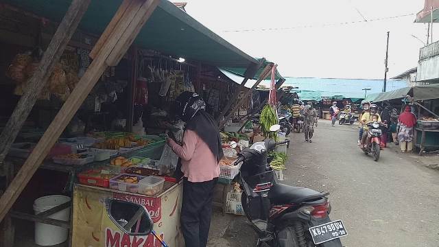 Kondisi pasar barito di jalan Pangeran Mas Kelurahan ilir Kota yang sepi pembeli.