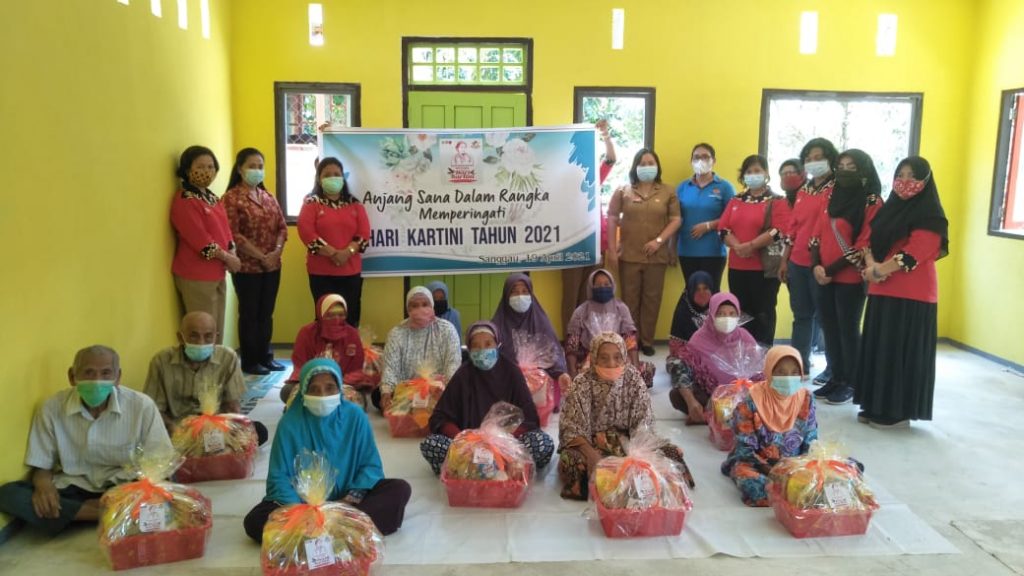 Sejumlah organisasi wanita yang dipimpin TP PKK, GOW, DWP dan WKRI menemui dan bersilaturahmi kepada sejumlah lansia di Sui Kosak Kelurahan Sungai Sengkuang, Kecamatan Kapuas.