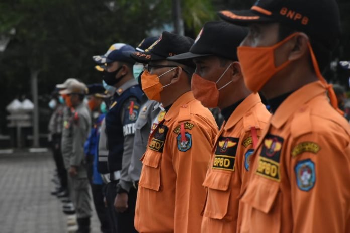APEL SIIAGA PERSONEL GABUNGAN Personel gabungan dari seluruh stakeholder terkait di Kubu Raya bersiaga mengantisipasi arus mudik di pintu perbatasan Kabupaten Kubu Raya