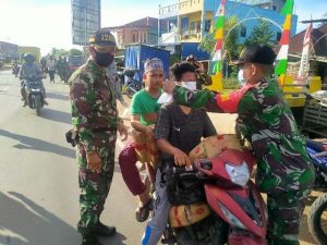 Satgas Bagikan 2.000 Masker di Pasar Pemangkat