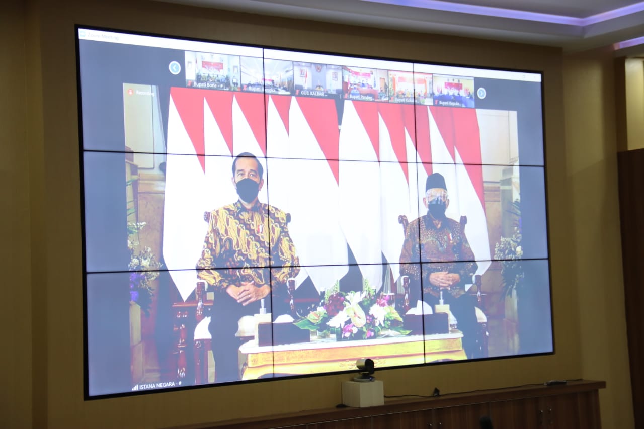 Presiden Republik Indonesia, Joko Widodo didampingi Wakil Presiden, Ma'ruf Amin menggelar rapat bersama seluruh gubernur, bupati, wali kota serta Pangdam dan Kapolda se-Indonesia.
