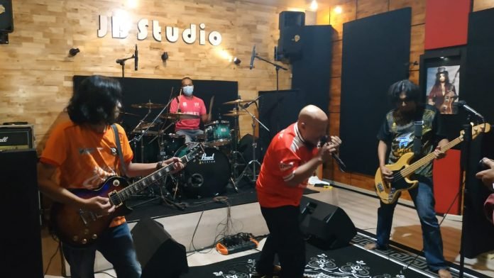 JURNALIS RILIS LAGU FC Journalist rilis lagu perdana berjudul