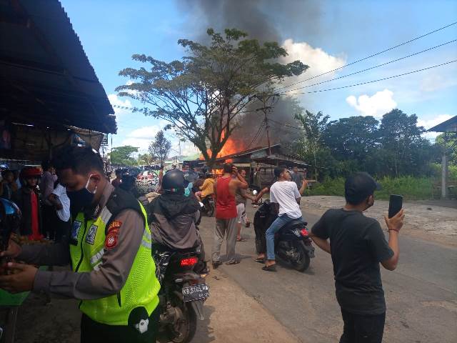 kebakaran empat kios permanen yang terletak di tepi Jalan Raya Kapur Desa Kapur Kecamatan Sui Raya.