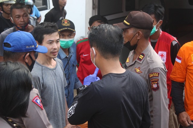 Kapolres bersama Kapolsek saat menginterogasi salah satu pemilik kios.Kapolres bersama Kapolsek saat menginterogasi salah satu pemilik kios. Foto: ist