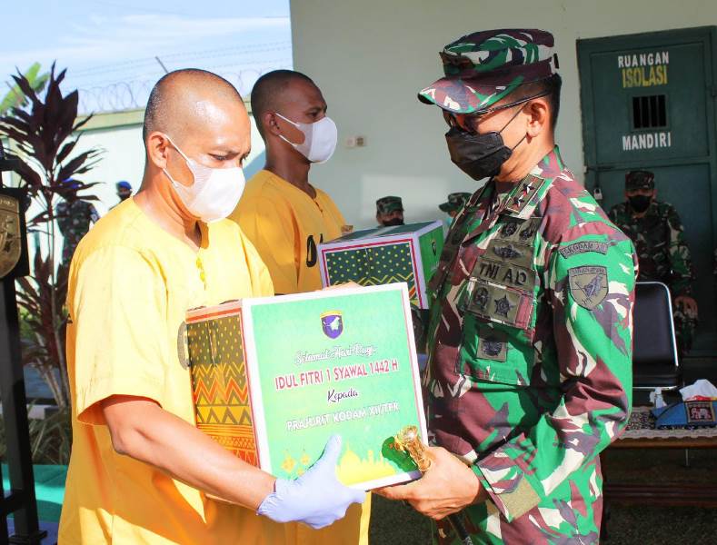 Pangdam XII/ Tpr saat memberikan bingkisan lebaran kepada prajurit yang sedang menjalani hukuman di Instalasi Tahanan Militer.