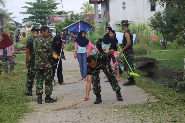 Personel Ajendam XII/ Tpr bersama warga gotong royong membersihkan perkampungan di sekitar Kantor Ajendam XII/ Tpr Jalan Adi Sucipto Sui Raya.