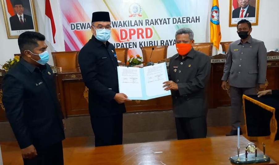 Ketua DPRD Kubu Raya menyerahkan kesepakatan perubahan RPJMD kepada Bupati Kubu Raya dalam rapat paripurna DPRD Kubu Raya.