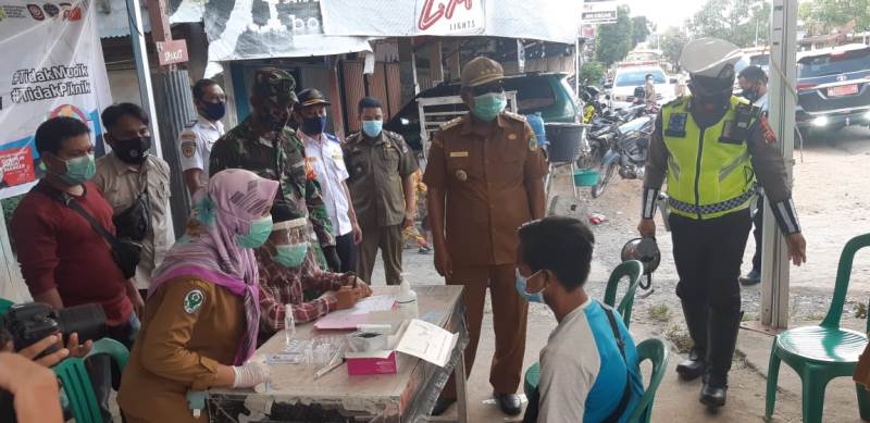 Bupati Kayong Utara saat meninjau Posko Penyekatan di Simpang Tiga Siduk yang mendapatkan warga Ketapang hendak masuk Kayong Utara diminta putar balik.