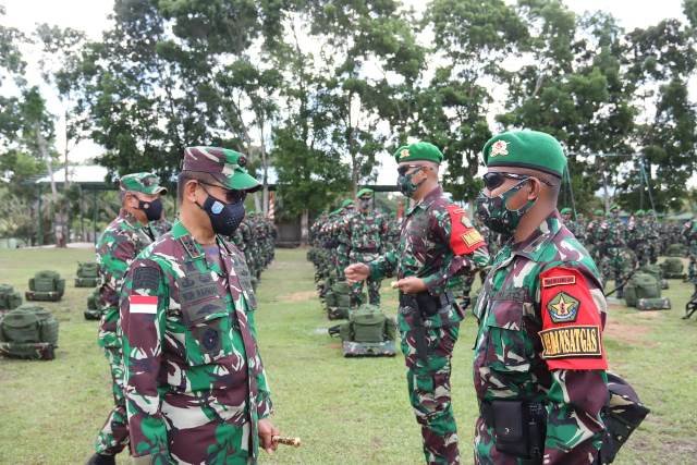 Pangdam XII/Tpr saat melepas keberangkatan 450 prajurit Yonif Mekanis 643/Wanara Sakti yang tergabung dalam Satgas Pamtas Darat akan bertugas menjaga pertahanan di wilayah perbatasan Republik Indonesia - Malaysia.