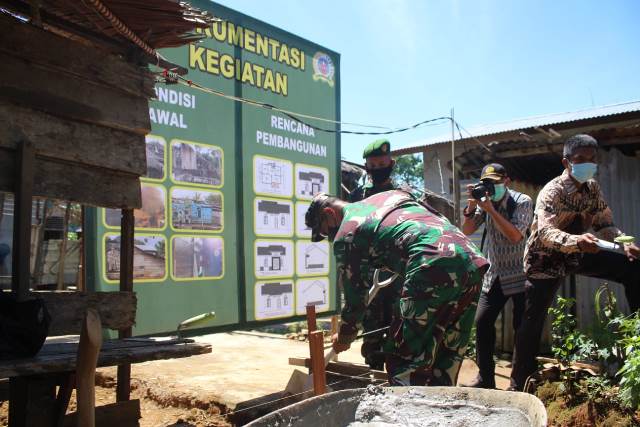 Pangdam XII/Tanjungpura meletakkan batu pertama pembangunan rumah milik Tjhai Se Fong warga Dusun Tanjung Batu Dalam Kopisan, Kelurahan Sedau, Singkawang Selatan dalam program bedah rumah