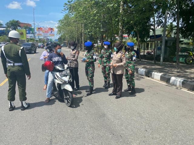 Kowad Pomdam XII/Tpr bersinergi bersama Polwan membagikan masker gratis kepada pengguna jalan yang melintas di Jalan Rahadi Usman.