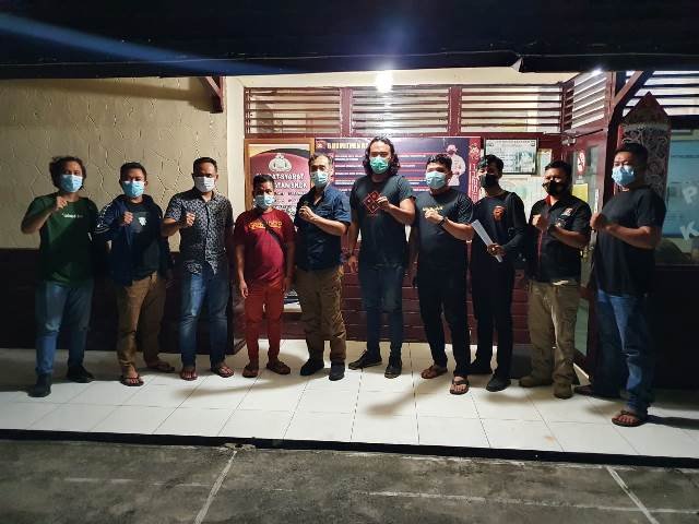 Tim Siber Polda Kalbar yang telah mengamankann seorang pemuda warga Kabupaten Landak berinisial N (35).