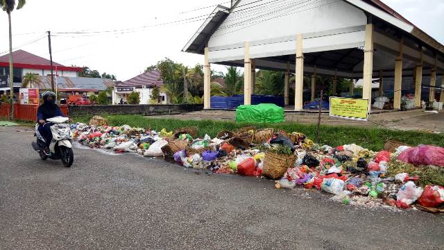 tumpukan sampah yang dikabarkan sudah berhari-hari tak diangkut petugas menebarkan aroma tak sedap