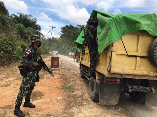 Baru satu hari melaksanakan serah terima dengan Satgas Pamtas sebelumnya, Satgas Pamtas Yonif Mekanis 643/Wanara Sakti telah berhasil mengamankan ribuan botol minuman keras