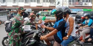 Masyarakat Tidak Patuh Prokes, Personel Koramil Sambas Bagikan Masker