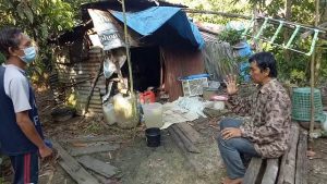 Tinggal Digubuk Reot, Warga Gotong Royong Bangunkan Rumah Atong