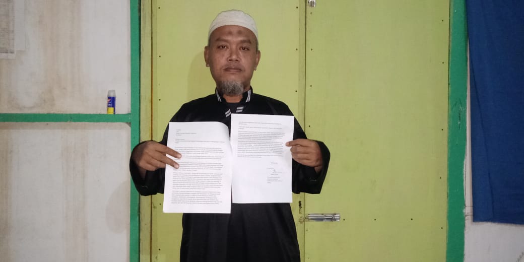 Raden Nurdin menunjukan surat yang akan dikirimkan ke Presiden.