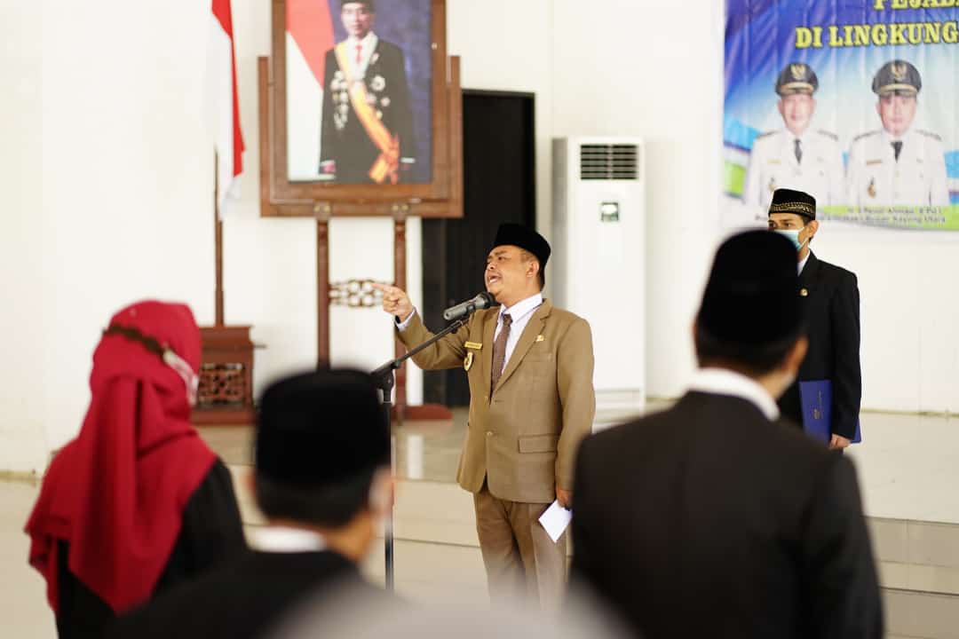 Wakil Bupati Kayong Utara saat melantik 96 pejabat administrator dan pengawas yang diiminta untuk buat inovasi dan terobosan