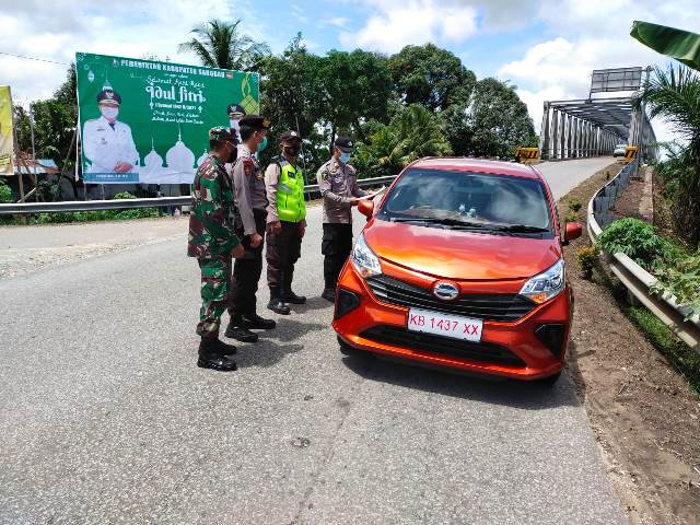 Petugas saat melaukan pemeriksaan terhadap kendaraan dalam Operasi Ketupat Kapuas