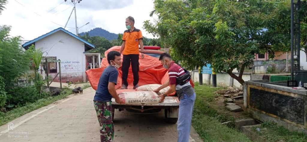 BPBD menyerahkan bantuan logistik kepada korban banjir bandang di Desa Nekan Kecamatan Entikong