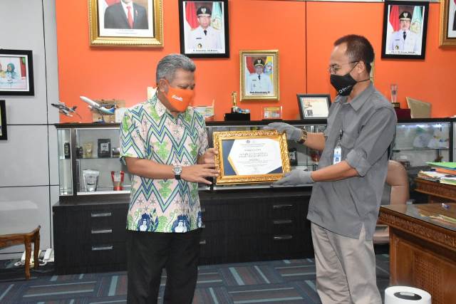 Bupati Kubu Raya menerima piagam penghargaan dari Kanwil Ditjen Perbendaharaan Negara atas pengelolaan dana desa tahun 2020