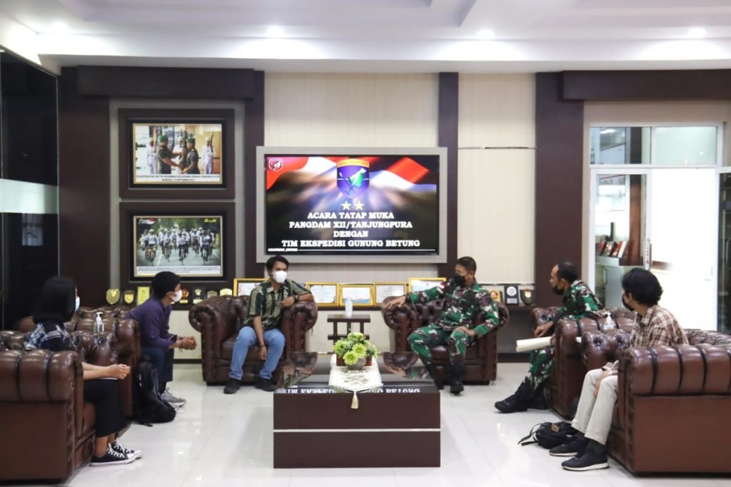 Pangdam XII/ Tpr saat menerima Tim Ekspedisi Gunung Betung dari Mapala Untan