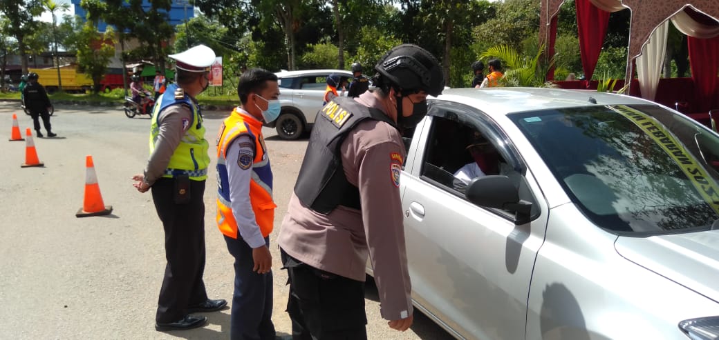 personel gabungan di Pos Penyekatan bundaran Alianyang Sui Ambawang melakukan pemeriksaan terhadap kendaran yang akan mudik