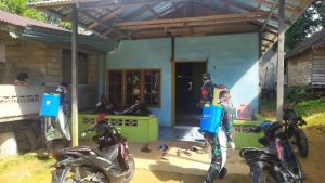 Warga Positif Covid-19, Yonmek 643/WS Disinfektan Fasum dan Rumah di Tiga Dusun