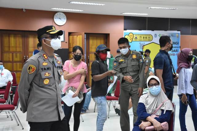 Kapolres Kubu Raya meninjau pelaksanaan vaksinasi hari kedua di Kantor Bupati Kubu Raya yang yang jumlahnya semakin membludak