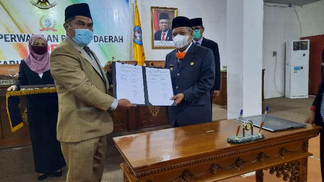 Bupati Kubu Raya menerima draft kesepakatan Raperda Lpj APBD 2020 yang telah disahkan dari Wakil Ketua DPRD