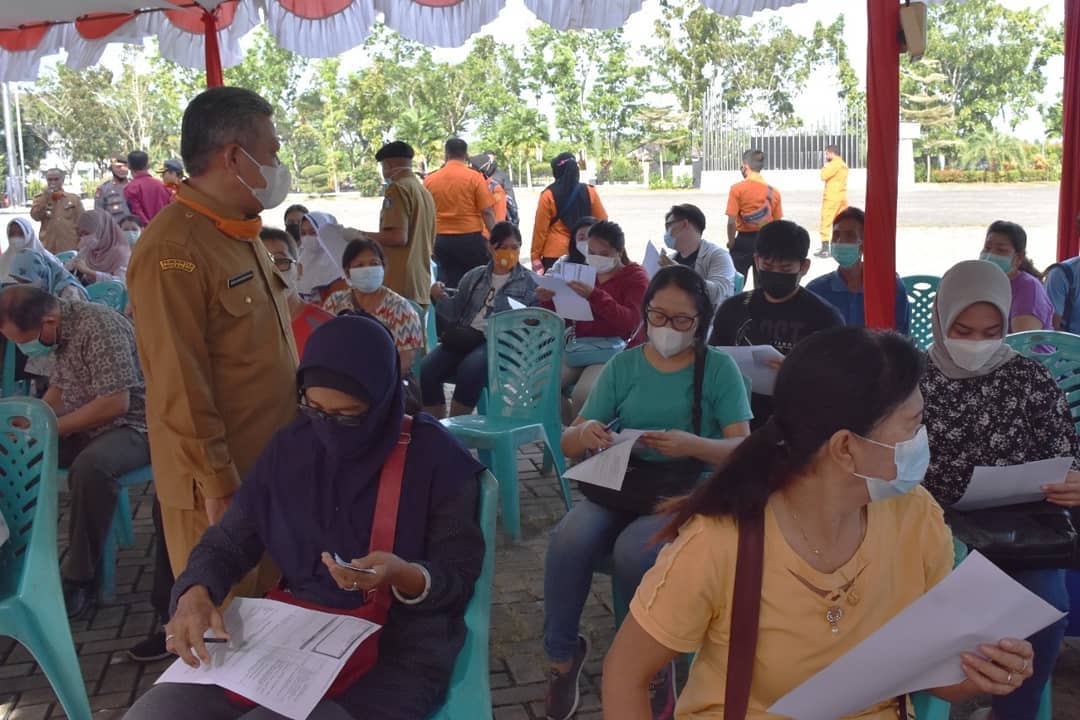 Bupati Kubu Raya meninjau masyarakat yang mengikuti vaksinasi massal di Kantor Bupati Kubu Raya