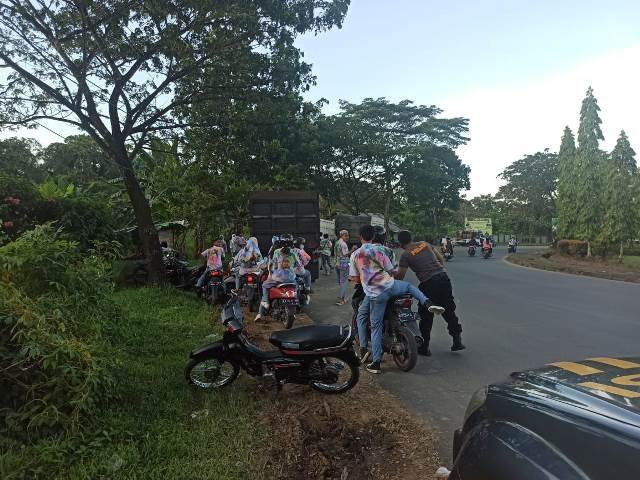 Lima belas orang pelajar diamankan personel Polsek Sui Ambawang lantaran melakukan konvoi di seputaran Tugu Mayor Alianyang untuk merayakan kelulusan