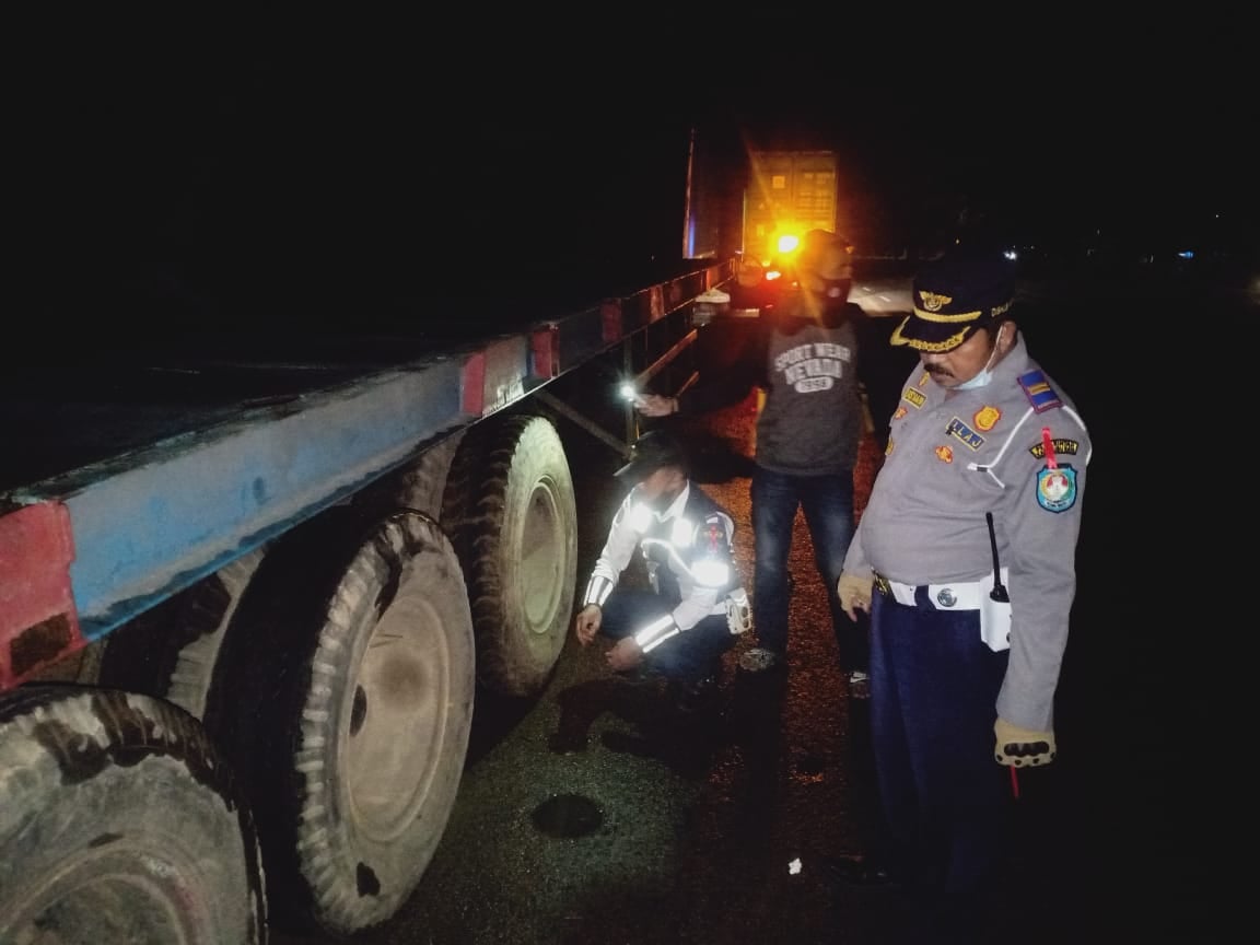 Petugas Dinas Perhubungan Kubu Raya melakukan penindakan terhadap kendaraan yang parkir sembarangan di bahu jalan.